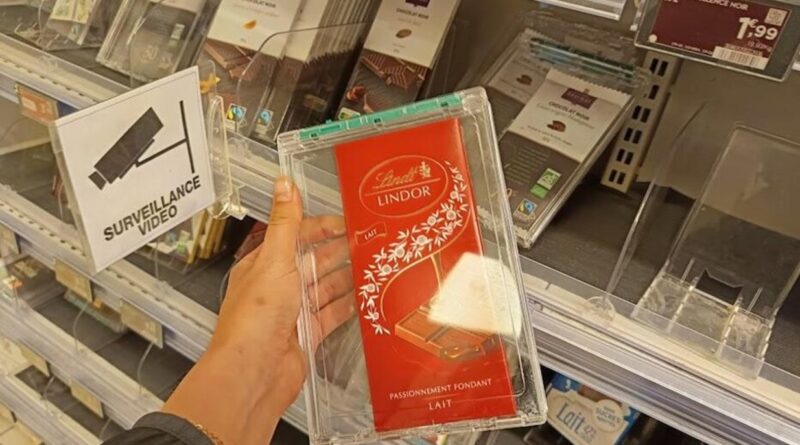 Dans le Monoprix de la Canebière à Marseille, le chocolat est placé dans des boîtes antivols.